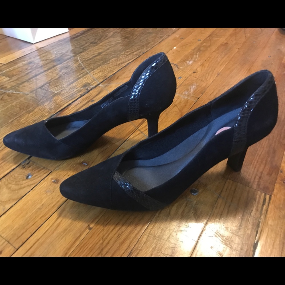 Rockport Black Suede Low Heel Pumps w/ Design